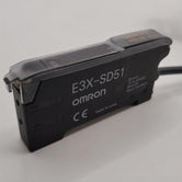 Sensor fotoeléctrico modelo estandar con pantalla digital PNP, 12 a 24 VDC 35 mA (Max.), amplificador de fibra digital, pre-alambrado 2m.