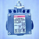 Interruptor de límite compacto de 50 mm de ancho con botón pulsador con roldana metálica