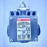 Interruptor de límite compacto de 50 mm de ancho con palanca y roldana plástica sobre botón pulsador metálico
