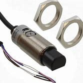 Sensor fotoeléctrico SERIE E3RB con carcasa metalica, Método de sensado retrorreflectivo y función MSR, distancia de sensado 0.1-3m luz roja. Modo de operacion seleccionable Light-ON/Dark-ON  Salida NPN. Voltaje de alimentación 10-30 VDC. Precableado 2m. *Requiere reflector E39-R1*
