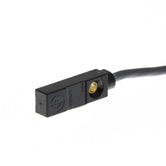 Sensor de proximidad inductivo plano, sin blindaje, distancia de sensado 1.5mm, 3 hilos NPN, operación NA, fuente de voltaje 12-24Vdc, cable 2 m